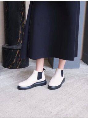 Minimalist ECCO Chelsea Boots with Black Elastic Panels